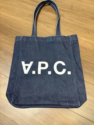 A.P.C. 데님 토트백 앞쪽 포켓 포함