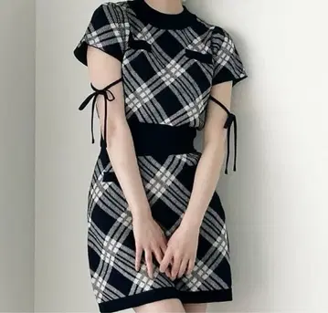 안미르 숄더 리본 체크 세트업 블랙