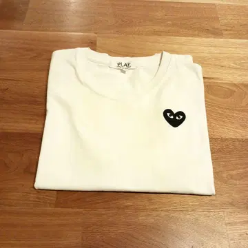 PLAY 하트 로고 화이트 티셔츠