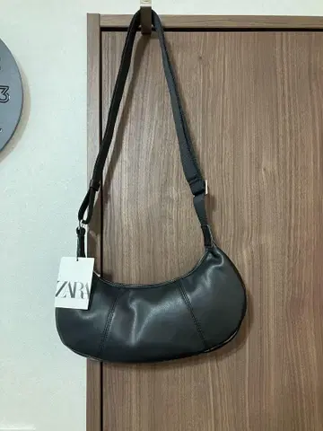 택 포함 새 상품 ZARA 블랙 가죽 하프문 숄더백 자라