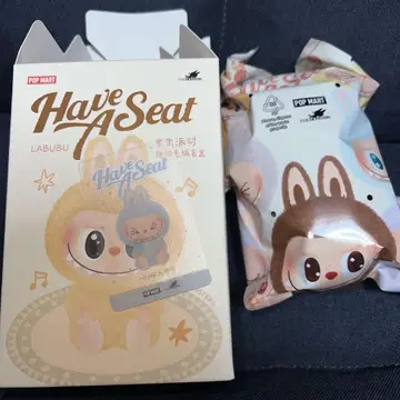 라부부 더 몬스터스가 자리에 앉아 있어요 헤헤