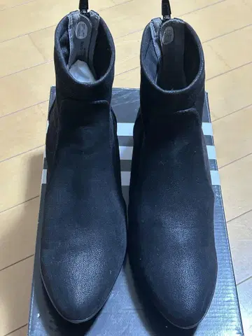 검은색 지퍼 달린 부츠 24.0 사이즈