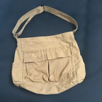 베이지 토트백 앞쪽 포켓 포함 대용량