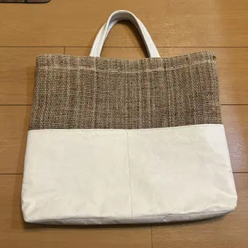 BAN INOUE 넉넉한 린넨 스탠다드 백 화이트