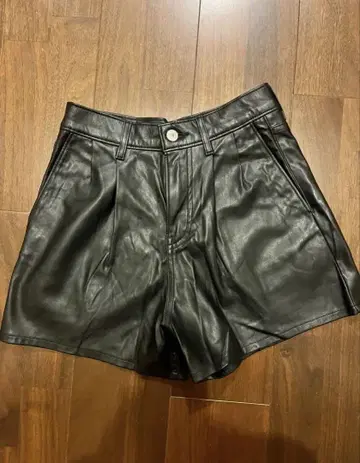 Levi's Premium 블랙 인조 가죽 숏팬츠 23