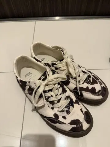 ZARA 소 무늬 스니커즈 EUR 39 24.5cm