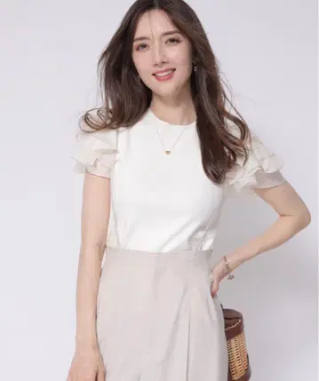 아푸와이저 리시 랜덤 프릴 니트 풀오버 화이트 반팔