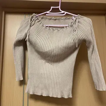 베이지 리브 짜임 오프숄더 니트