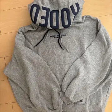 회색 후드 달린 파카