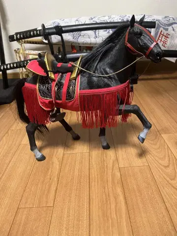 프린지 장식 말 피규어