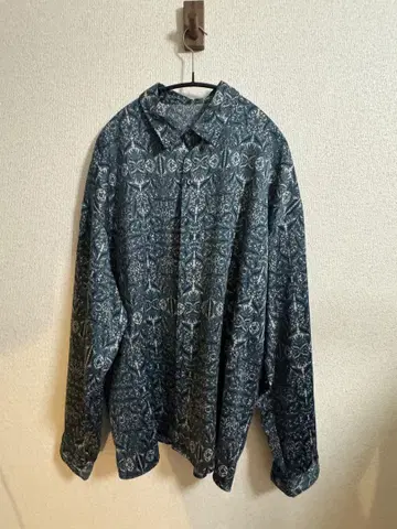 다크 블루와 화이트 긴팔 셔츠 F