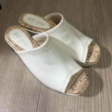 화이트 오픈토 샌들