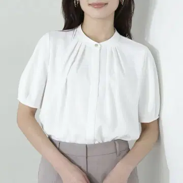 NATURAL BEAUTY BASIC 프론트 턱 퍼프 슬리브 블라우스