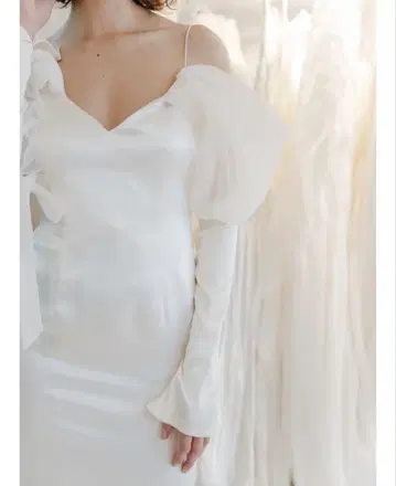 오프숄더 프릴 웨딩 드레스