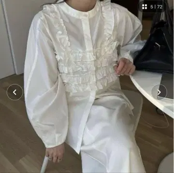 고의적으로 프릴이 달린 버스티어가 SH처럼 층층이 쌓여 있습니다.