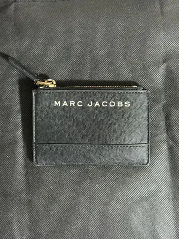 MARC JACOBS 블랙 프래그먼트 케이스