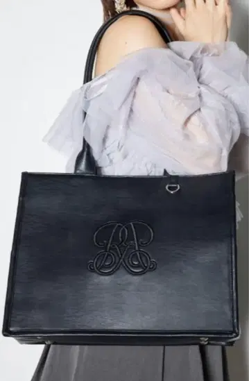로고 자수 블랙 토트백