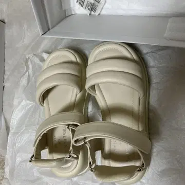 그로브 드 뮤제 시 모이 샌들