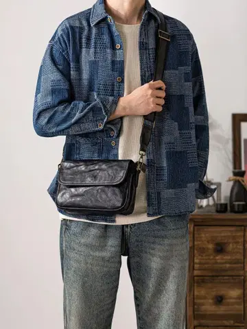 가죽 소재의 검은색 숄더백