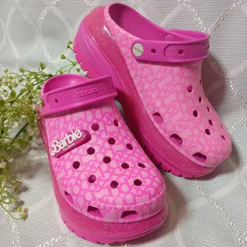 새상품급 Crocs 바비 메가 크러쉬 크로그 사이즈 8 / 약 25cm