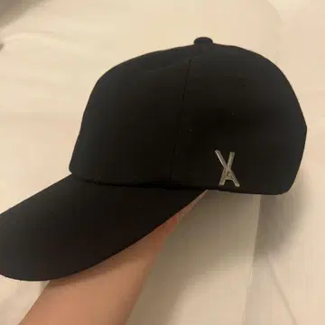 블랙 캡 실버 X 로고
