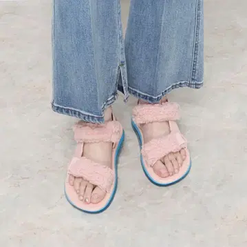 핑크색 털 장식이 달린 스포츠 샌들