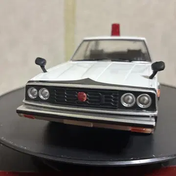 1/24 스케일 경찰차 화이트/블랙 사전 도색 완성품