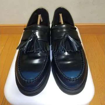 Dr. Martens 블랙 로퍼 프린지 부착