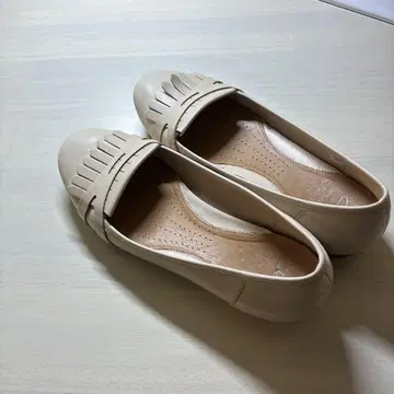 베이지 프린지 플랫슈즈