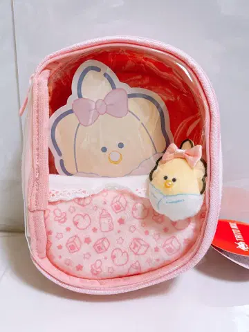 동그란 눈동자의 귀여운 인형, 예쁘게 꾸민 이불 파우치 핑크