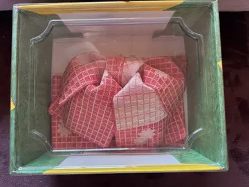 붉은 격자무늬의 장식 띠