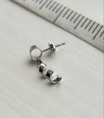 Pt 플라티나 컬 모양 한쪽 귀걸이