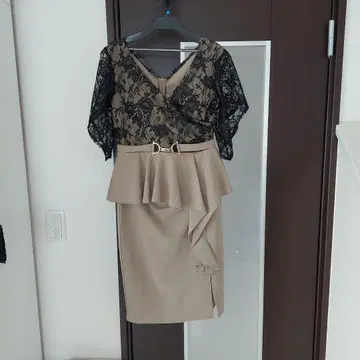 레이스 타이트 드레스 베이지색과 블랙