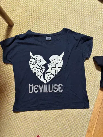 출품 준비 중 deviluse 네이비 T셔츠
