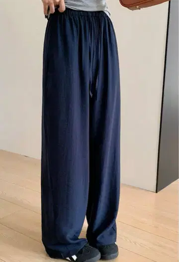 네이비 와이드 팬츠 경량 소재