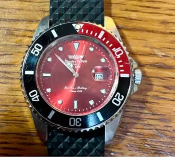 붉은 다이얼의 다이버용 시계