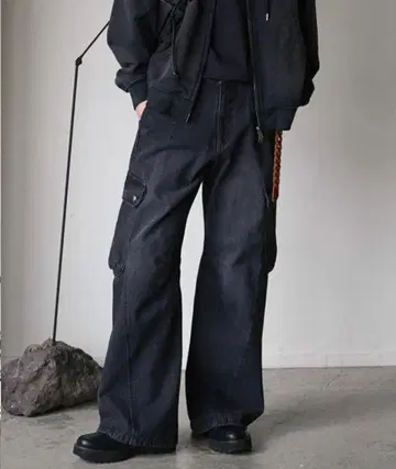 VINTAGE WASHED 데님 CURVED CARGO 블랙