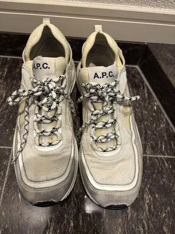 A.P.C. 화이트 스니커즈