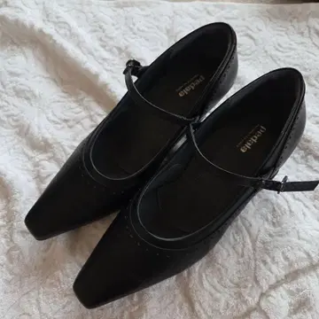 페다라 블랙 포인트드 토 펌프스