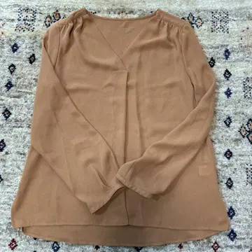 베이지색 긴소매 블라우스