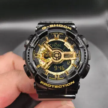 G-SHOCK GA-110 블랙/골드 작동품