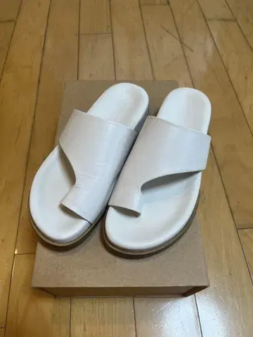 새상품급 투모로우랜드 화이트 플랫 샌들