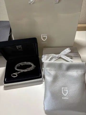GARNI 하트형 참 실버 팔찌