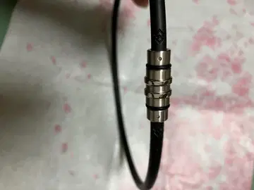 블랙 가죽 목걸이 금속 부품 포함