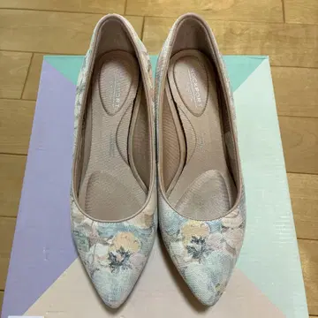 플라워 패턴 포인트 토 컴포트 펌프스 ROCKPORT