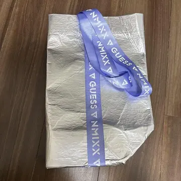 [미사용] GUESS x NMIXX 실버 토트백