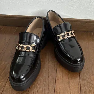 블랙 통굽 체인 로퍼