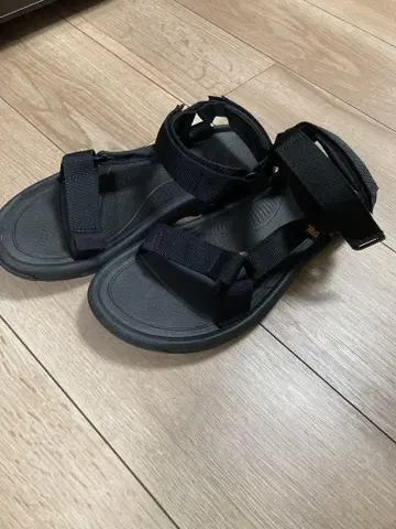 테바 블랙 스포츠 샌들