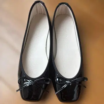 에나멜 블랙 리본 발레 슈즈 23cm