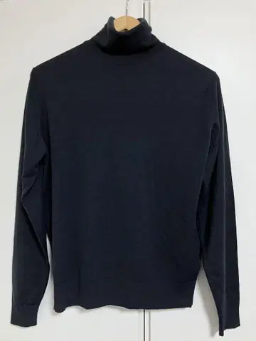 JOHN SMEDLEY 존스메들리의 터틀넥 니트 스웨터